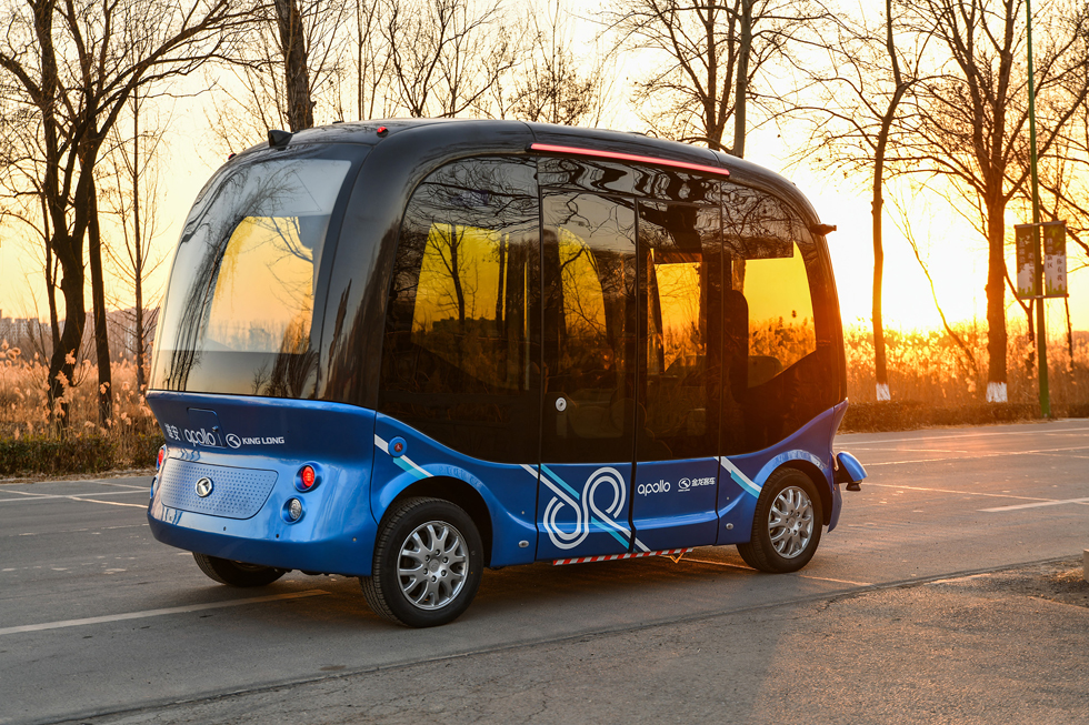 中国首款商用级无人驾驶巴士——金龙阿波龙诞生